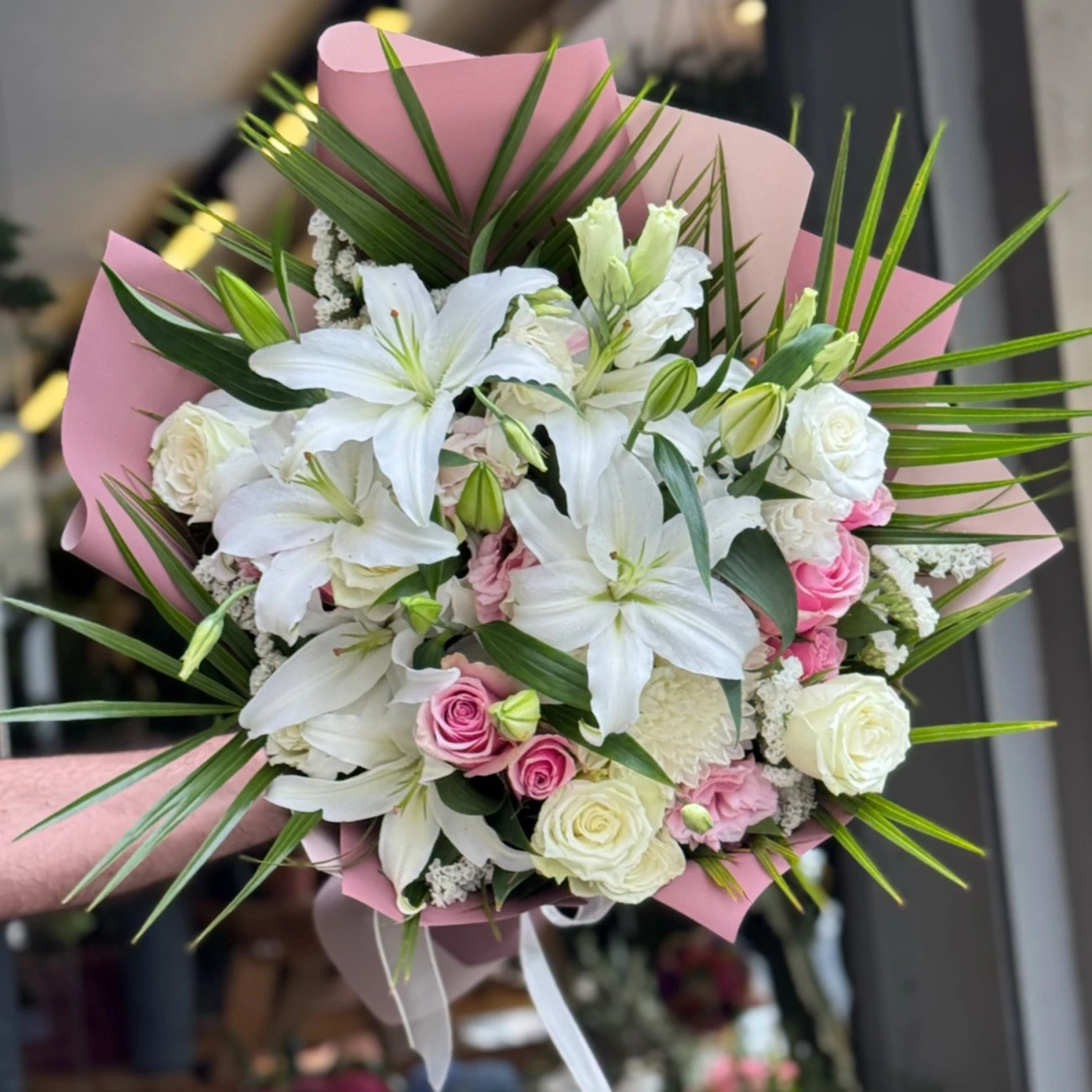 Lilyum ve Pembe Beyaz Güller