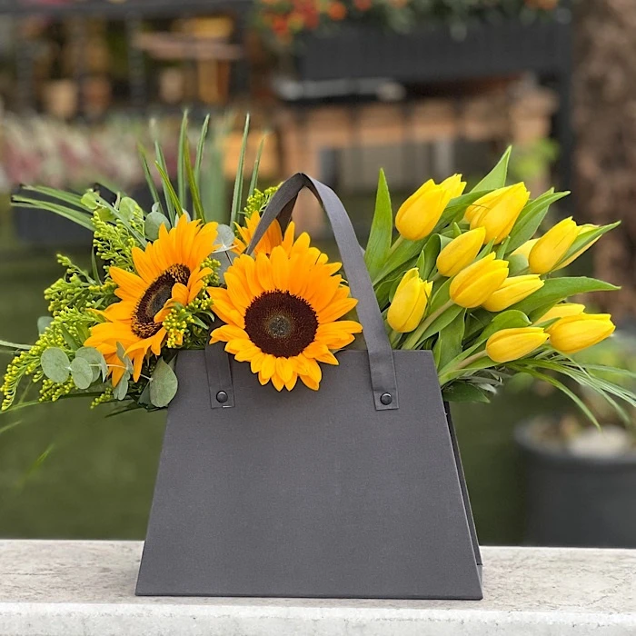 Çantada Laleler ve Ayçiçekleri