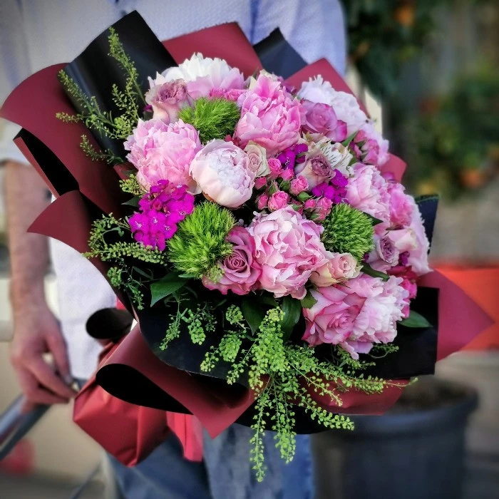 Pembe Şakayık ve Güller