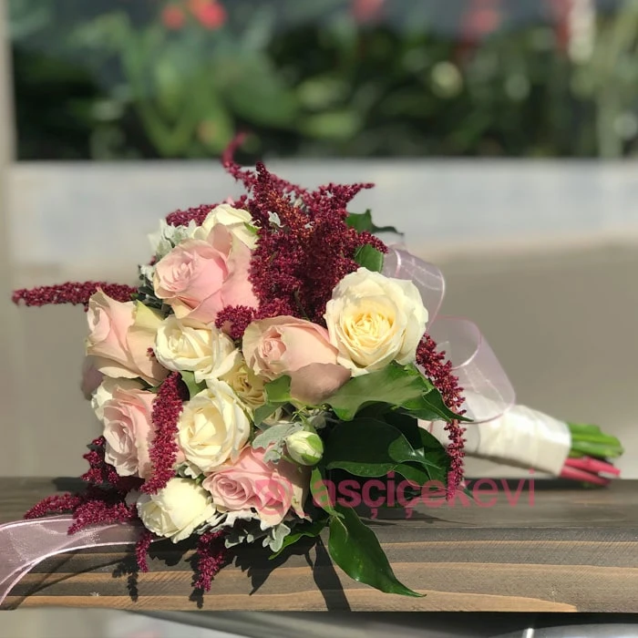 Güller ve Celosia Gelin Buketi