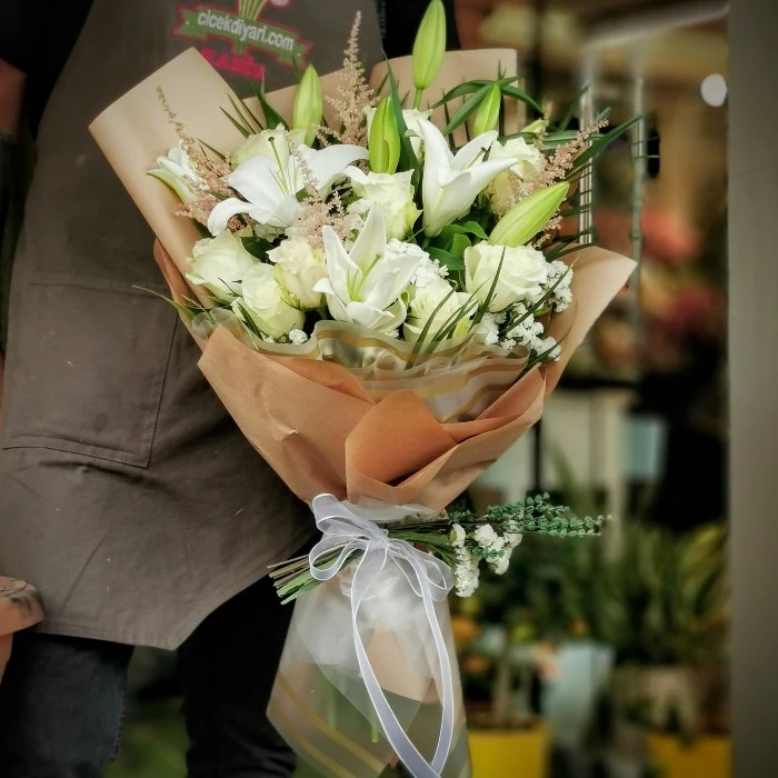 Beyaz Lilyum ve Güller